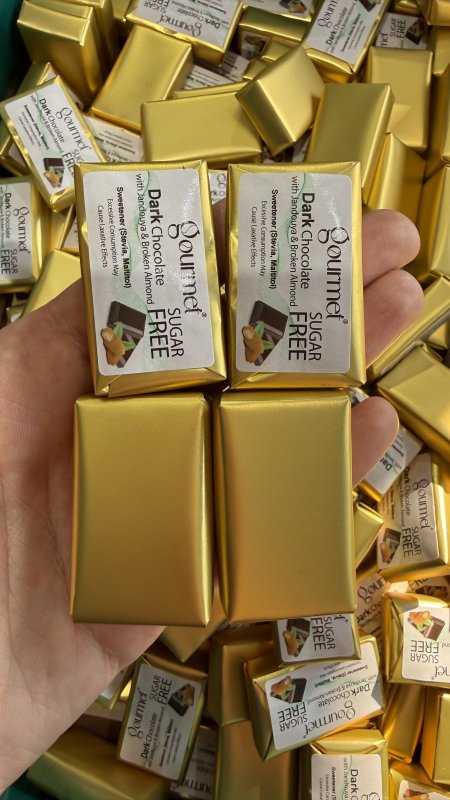 4 حبات من شوكولاته بلجيكية داكنة دارك مع الجاندويا واللوز المكسر بدون سكر وزنها 20 غرام